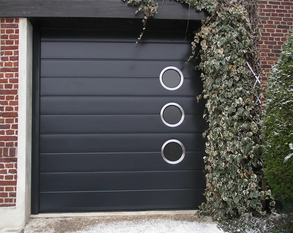Porte de garage monorainurée avec hublots