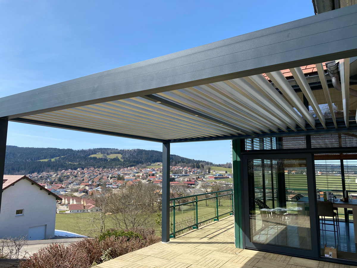 Pergola large avec lames ouvertes vue sur ville